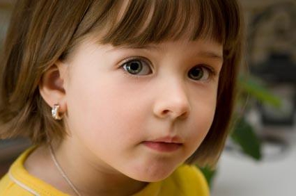 Стоит ли прокалывать уши ребенку?