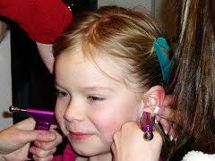 Стоит ли прокалывать уши ребенку?